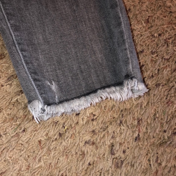 NEVER WORN🔥Women’s Old navy RockstarMidrise Jeans - Picture 4 of 7